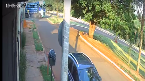 Caminh&atilde;o colide com poste e deixa dois quarteir&otilde;es sem energia
