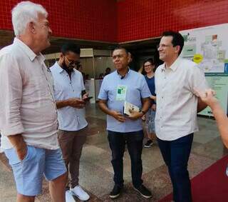 Pedro Bial visita Bienal Pantanal e sa&uacute;da Manoel de Barros 