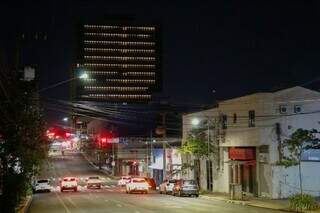 Luzes de antigo hotel mudam o cen&aacute;rio noturno da Capital