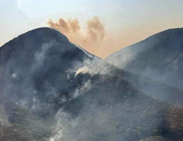 Combates a&eacute;reo e por terra concentram o cerco ao fogo no topo da Serra do Amolar