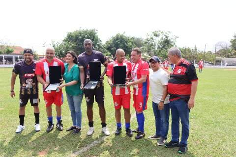 Jogo re&uacute;ne &iacute;dolos do futebol e arrecada mais de 1,5 mil brinquedos na Capital