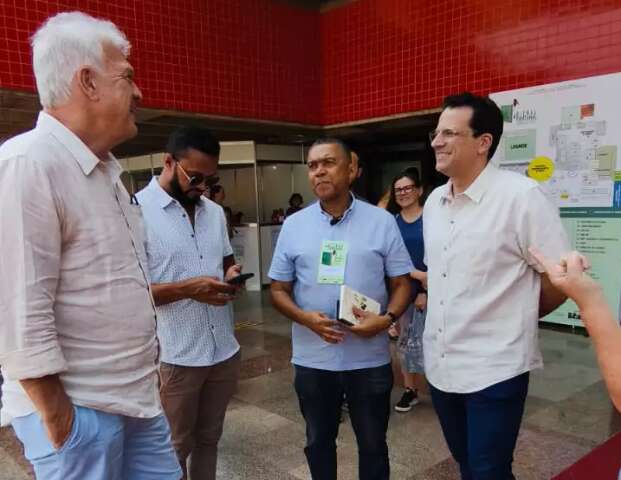 Pedro Bial visita Bienal Pantanal e sa&uacute;da Manoel de Barros 