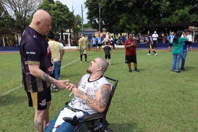 Jogo re&uacute;ne &iacute;dolos do futebol e arrecada mais de 1,5 mil brinquedos na Capital