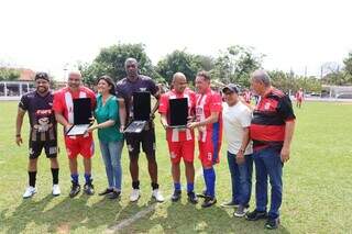 Jogo re&uacute;ne &iacute;dolos do futebol e arrecada mais de 1,5 mil brinquedos na Capital