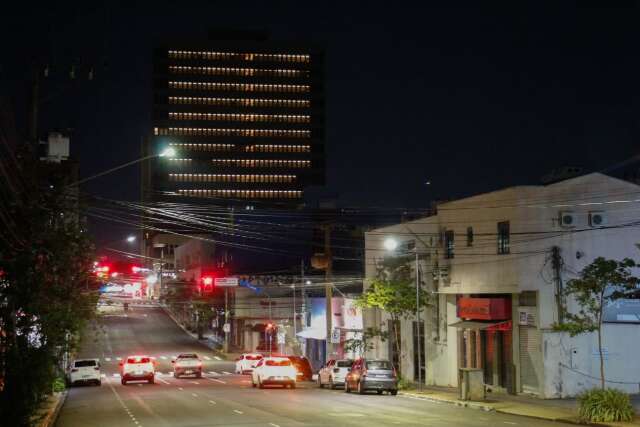 Luzes de antigo hotel mudam o cen&aacute;rio noturno da Capital