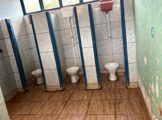 Rachaduras e infiltra&ccedil;&otilde;es colocam em risco alunos de escola rural