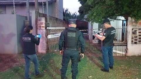 Morador ouve barulho e encontra homem morto no quintal com facada nas costas