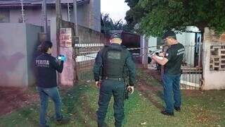 Morador ouve barulho e encontra homem morto na cozinha com facada nas costas