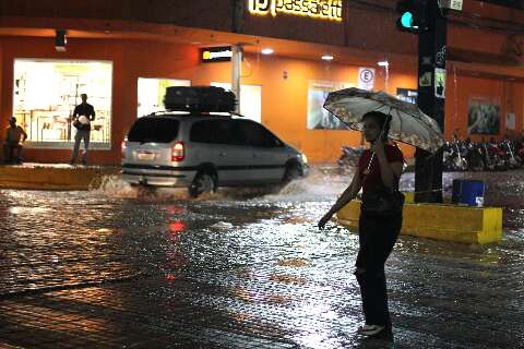 Chuva chega a Corumb&aacute; enquanto brigadistas refor&ccedil;am combate ao fogo