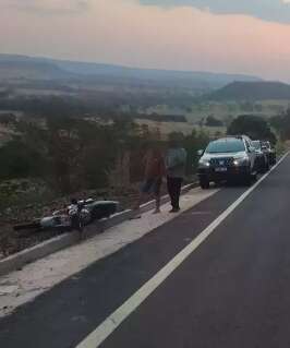 Motociclista morre ao perder controle em curva de rodovia