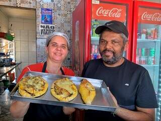 H&aacute; 18 anos, casal madruga para fazer esfiha pantaneira no Aero Rancho