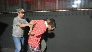 Suspeito de matar homem a facada &eacute; preso a 50 metros do local do crime