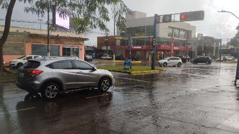 Frente fria chega com vento de 51 km por hora e chuva na regi&atilde;o sul