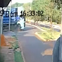 Caminh&atilde;o colide com poste e deixa dois quarteir&otilde;es sem energia