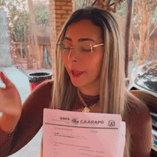 Sem se intimidar, cafetina mostra exames de DST e diz: &ldquo;As quengas, tudo limpas&rdquo;