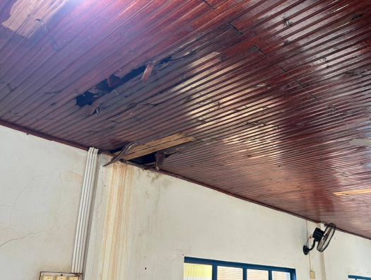 Rachaduras e infiltra&ccedil;&otilde;es colocam em risco alunos de escola rural