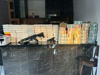 Integrante do PCC estava com R$ 1,7 milh&atilde;o em esp&eacute;cie, armas e coca&iacute;na