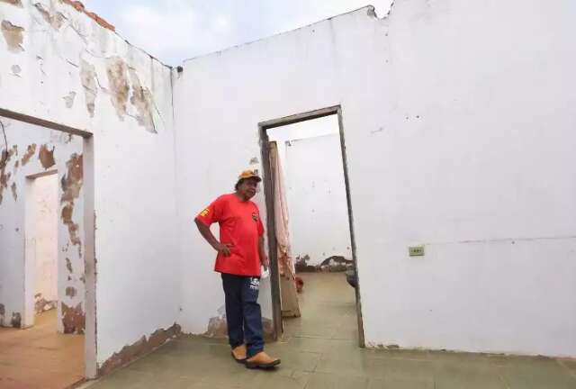 Literalmente sem teto, fam&iacute;lia pode ter casa reformada com programa federal
