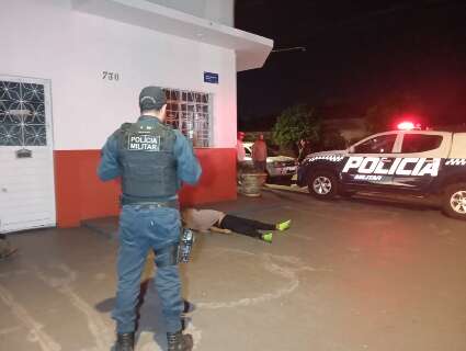Homem &eacute; morto com facada no peito em esquina de bar