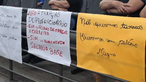 Servidores da educa&ccedil;&atilde;o protestam contra taxa&ccedil;&atilde;o de valor para previd&ecirc;ncia