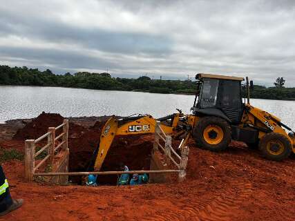 Lago do Amor passa por limpeza para evitar novos transbordamentos