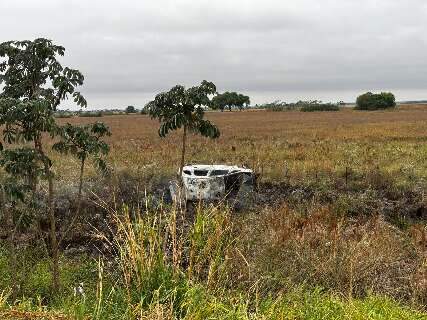 Carro pega fogo ap&oacute;s colis&atilde;o na sa&iacute;da para Sidrol&acirc;ndia