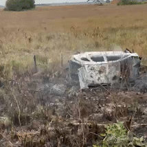Carro pega fogo ap&oacute;s colis&atilde;o na sa&iacute;da para Sidrol&acirc;ndia