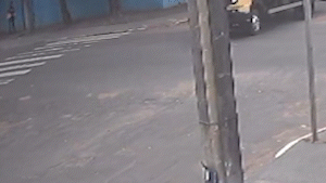 Mulher morre em acidente entre moto e caminh&atilde;o nas Moreninhas