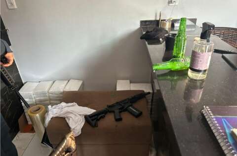 Juiz decreta pris&atilde;o de homem flagrado com droga, armas e R$ 1,7 milh&atilde;o