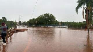 Lago do Amor passa por limpeza para evitar novos transbordamentos