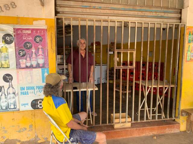 Granja abre o bar &agrave;s 5h50, mas s&oacute; recebe amigos pela grade 