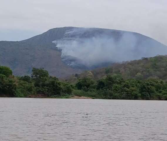 Fogo devasta mais 7 mil hectares na Serra do Amolar em dois dias