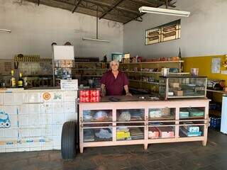 Granja abre o bar &agrave;s 5h50, mas s&oacute; recebe amigos pela grade 