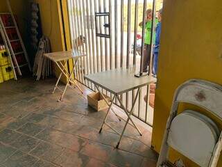 Granja abre o bar às 5h50, mas só recebe amigos pela grade Granja abre o bar às 5h50, mas só recebe amigos pela grade