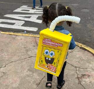 No Dia da Mochila Maluca, teve gente que apelou para o pintinho vivo