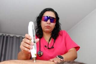 Viver com dor: fibromialgia pode ser invis&iacute;vel, mas a dor de Dalila &eacute; real