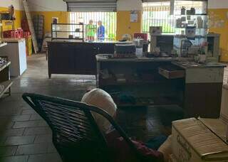 Granja abre o bar &agrave;s 5h50, mas s&oacute; recebe amigos pela grade 
