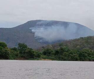 Fogo devasta mais 7 mil hectares na Serra do Amolar em dois dias