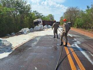 Caminh&atilde;o em zigue-zague tomba na BR-262 e trecho &eacute; totalmente fechado