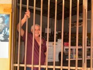 Granja abre o bar &agrave;s 5h50, mas s&oacute; recebe amigos pela grade 
