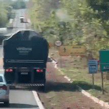 Caminh&atilde;o em zigue-zague tomba na BR-262 e trecho &eacute; totalmente fechado