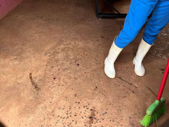 &ldquo;Minha filha escondeu ele&rdquo;, diz moradora sobre jovem baleado 8 vezes