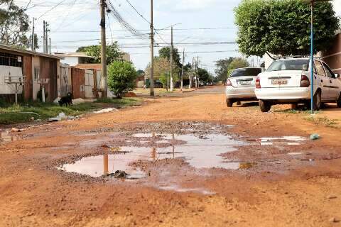 Batist&atilde;o vive entre buracos e esgoto em bairro &ldquo;asfaltado&rdquo; s&oacute; no papel