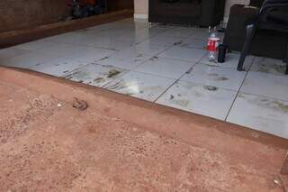 Batistão vive entre buracos e esgoto em bairro “asfaltado” só no papel Batistão vive entre buracos e esgoto em bairro “asfaltado” só no papel