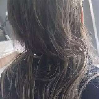 &ldquo;Jamais esperaria de mulheres&rdquo;, diz jovem com cabelo cortado ao ser espancada