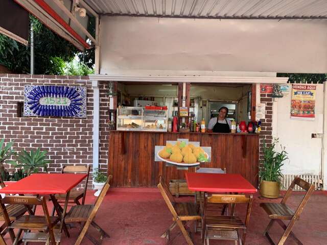 Helena perdeu emprego e fez da cal&ccedil;ada uma lanchonete baixo-custo