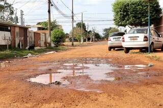 Batistão vive entre buracos e esgoto em bairro “asfaltado” só no papel Batistão vive entre buracos e esgoto em bairro “asfaltado” só no papel