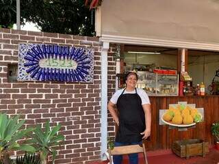 Helena perdeu emprego e fez da cal&ccedil;ada uma lanchonete baixo-custo