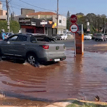 Vazamento de &aacute;gua cria lagoa na Bom Pastor e dificulta passagem de ve&iacute;culos