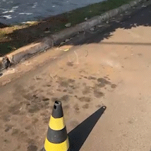 Sem permiss&atilde;o, cones s&atilde;o colocados bloqueando estacionamento em rua do Centro